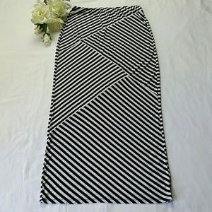 Massie maxi skirt black/white strips size SP